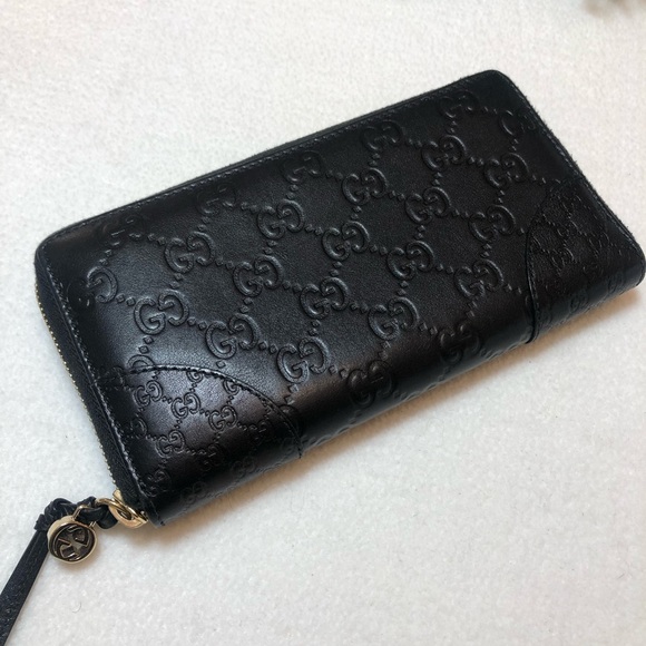 Gucci Handbags - GUCCI Black Leather Zip Around Monogrammed GG Wallet Excellent Condition
